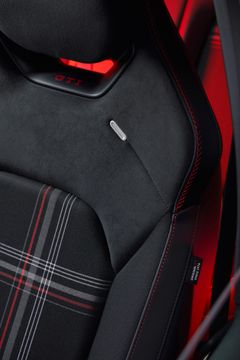 Ett tyg med namnet ”Superclark” används på stolarnas insida – det stora rutmönstret är en nytolkning av det legendariska rutmönstret som används i historiska GTI-modeller. Ett rött GTI-emblem är integrerat i nackstöden på sportstolarna fram.