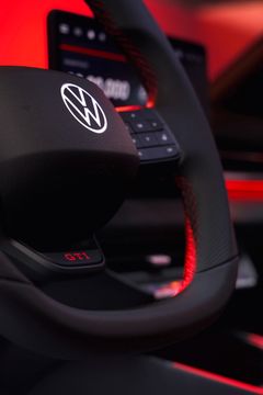 När föraren trycker på GTI-knappen på multifunktionssportratten aktiveras den nya körprofilen ”GTI” som aktiverar de särskilt dynamiska sidorna hos ID. Polo GTI.