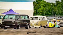 Luftkylt möter vattenkylt − På Bug Run står klassiska Bubblor sida vid sida med nyare Volkswagen-modeller – en unik mötesplats för flera generationer entusiaster.