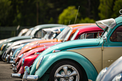 En färgstark Volkswagen-familj − På Bug Run samlas hundratals klassiska Volkswagen-modeller – alla med sin egen historia, stil och personlighet.