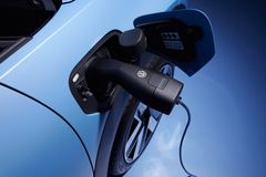 Med funktionen ”Vehicle-to-load” kan externa enheter laddas med en effekt på upp till 3,6 kW. För detta krävs en adapter (tillval).