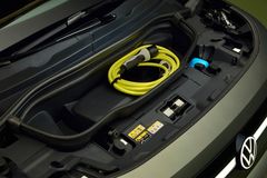 Ett extra litet bagageutrymme (frunk) under motorhuven rymmer ytterligare 25 liter − en idealisk plats för laddkabeln och småsaker.