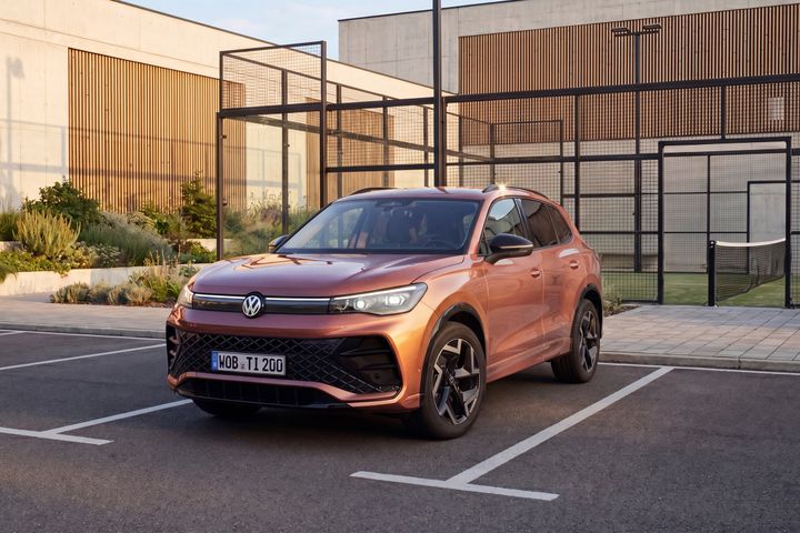 Jubileumsmodellen Tiguan Edition 20 i den speciellt framtagna metalliclacken Maple Red.