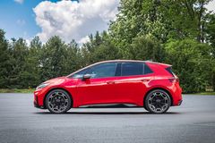 Sidovyn av ID.3 GTI kännetecknas av de nya 20-tums lättmetallfälgarna "Wörthersee" som är standard.