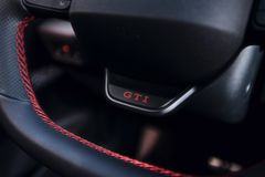 Så snart föraren trycker på den belysta GTI-knappen, integrerad vid klockan sex i den nya multifunktionssportratten, aktiveras en ny körprofil: GTI-läget.