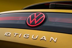 I utrustningsnivåerna Style och R-Line är de horisontella listerna och VW-logotypen baktill belysta som standard.