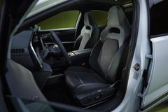 ID. Tiguan R-Line har premiumsportstolar med integrerade nackskydd och detaljer i ArtVelours Eco.