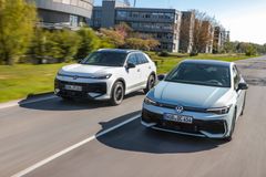 Kombinationen av två elmotorer och en turboladdad motor förbrukar mindre bensin än en mildhybrid.