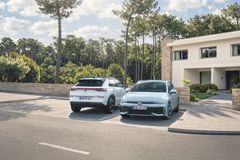Jämfört med en externt laddningsbar laddhybrid har fullhybriden ett lägre inköpspris och kräver ingen laddinfrastruktur.