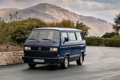 Generation 3 (T3) fick betydligt kantigare former, men konceptet med motor bak och bakhjulsdrift bestod. På bilden en Multivan från 1992 (sista årsmodellen i Europa för denna generation)