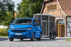 e-Transporter kan dra hela 2 300 kg. Nya e-Caravelle kan dra 2 000 kg och får också en rabatt på 40 000 kr i september (men registreras som personbil och är därmed inte berättigad klimatpremie)