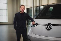 Markus Ostermaier, märkeschef Volkswagen Transportbilar, bredvid den bäst säljande elektriska lätta lastbilen i Sverige - ID. Buzz Cargo