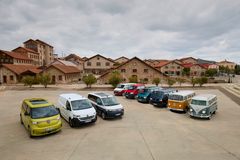 Sju generationer folkabussar, från 1950 till dagens ID. Buzz/ID. Buzz Cargo, Transporter/Caravelle och Multivan/California.