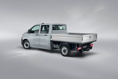 Flaket mäter 2203 mm på längden och 1930 på bredden. Bilden visar ett annat flak än det som monteras på svenska marknaden.