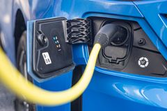 Helelektriska e-Caravelle och e-Transporter kompletteras nu med laddhybriden "eHybrid"