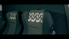 Tre separata och uttagbara stolar ger komfort och generösa utrymmen för baksätespassagerarna