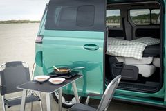 Två campingstolar och ett bord igår i God-natt-paketet