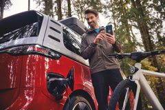 Med en adapter kan man plocka ut ström direkt från bilens batteri för att driva olika elektriska apparater