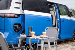 Med Vehicle-to-Load så har man ström för att exempelvis laga mat, koka kaffe eller ladda sin elcykel. Adaptern ingår.