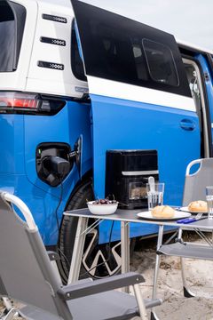 Två campingstolar och ett bord som kan fällas ihop och förvaras i bilen ingår