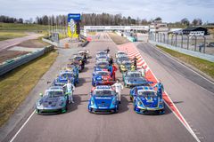 Den 3–4 maj är det säsongspremiär för Porsche Carrera Cup Scandinavia på tidigare Grand Prix-banan Scandinavian Raceway i Anderstorp. Med 16 bilar i startfältet rivstartar då en ny tävlingssäsong som bjuder på många nyheter och tät racing.