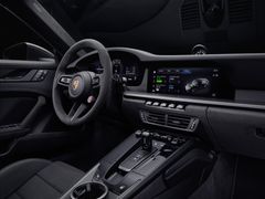 För första gången har 911 ett helt digitalt kombiinstrument, i form av en välvd 12,6”-display, som passar elegant in med Porsche Communication Management (PCM) högupplösta 10,9” centraldisplay.