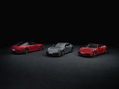 Nya 911 Carrera kan beställas som coupé och cabriolet med bakhjulsdrift. För  911 Carrera GTS erbjuds motsvarande versioner även med fyrhjulsdrift samt en Targa-version med fyrhjulsdrift.