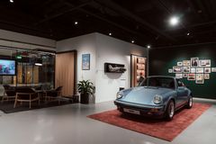 Porsche NOW är ett pop-up-koncept som erbjuder besökaren möjlighet att interagera med varumärket Porsche, uppleva bilar både från förr och nu, samt träffa produktexperter i en inbjudande och unik miljö.