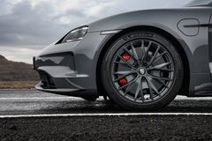 Nya Taycan GTS har som standard 20"-fälgar i Taycan Turbo S Aero Design lackerade i Anthracite Grey.