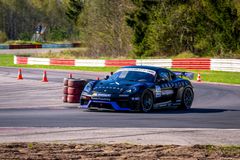 Under försäsongtesterna på Mantorp Park fick tjejerna köra varsitt test i tävlingsbilen Porsche 718 Cayman GT4 RS Clubsport, en 500 hästkrafter stark mittmotorbil.
