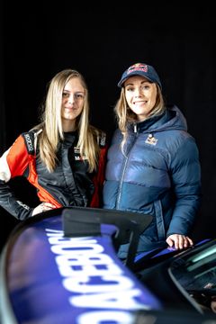 16-åriga Alexia Danielsson (t.v.) är Race Apprentice 2025. Vid säsongspremiären för Porsche Sprint Challenge Scandinavia står Danielsson på startlinjen och coachas då av erfarna racing- och rallycrossföraren Mikaela Åhlin-Kottulinsky (t.h.).