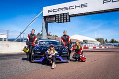 Mikaela Åhlin-Kottulinsky (sittande) och Porsche Sverige samarbetar i projektet Race Apprentice 2025 med ambitionen att lyfta sporten för unga kvinnor och  hjälpa aspirerande talanger att ta nästa steg i sin motorsportkarriär. Tre talanger antogs efter en grundlig utvärdering till projektet: Siri Hökfelt, 18 år, från Ängelholm (längst t.v.), Alice Liwell, 19 år, från Linköping (näst längst t.h.) och Alexia Danielsson, 16 år, från Storvreta (längst t.h.).