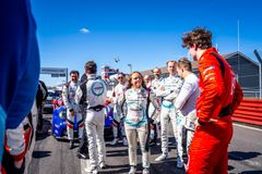 Isabell Rustad (mitten) gör inte bara sin första säsong i Porsche Carrera Cup Scandinavia, utan är dessutom den första kvinnliga föraren på 20 år som kör en hel säsong i mästerskapet.