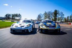 Daniel Ros, som under roll-outen på Mantorp Park noterades för det snabbaste varvet någonsin för en 911 GT3 Cup på den klassiska racerbanan, sida vid sida med Marcus Annervi.