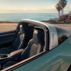 I 60 år har 911 Targa förenat nöjet med en cabriolet med komforten hos en coupé året runt. Precis som så många andra innovationer från Porsche kommer inspirationen till den eleganta, breda störtbågen från motorsporten.