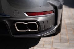 Nya Porsche 911 Turbo S har avgassystem med slutrör av titan i en nytolkning av den typiska Turbo-specifika designen