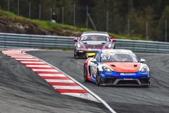 Genom en dubbelseger på Rudskogen Motorsenter knappade Rasmus Vendelbo in rejält och ligger nu endast en poäng bakom tabellettan Lærke Rønn.