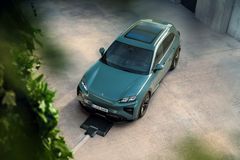 Cayenne Electric är den första modellen från Porsche som kan beställas med induktiv laddning, ett system som laddar med upp till 11 kW.