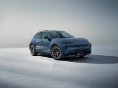 Cayenne S Electric kännetecknas av modellspecifik fram- och bakspoiler i Volcano Grey Metallic, medan inläggen och diffusorn är lackerade i bilens kulör.