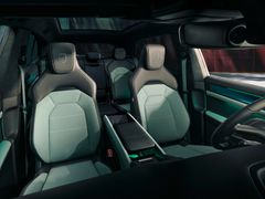 Hjärtat i det nya Interiörpaket Style är den tvåfärgade läderklädseln i Black/Delgada Green, som sträcker sig till dörrpanelerna och de 14-vägs inställbara komfortsätena, där även säkerhetsbältena tar upp färgtemat.