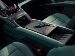 Med det nya Interiörpaket Style lackeras bilnyckeln i Izabal Green och levereras i ett fodral med kontrastsömmar i Delgada Green.