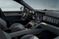 Utrustningen i Interiörpaket Style kompletteras av ett accentpaket i Silvershade samt ett armstöd i mittkonsolen präglat med texten ”Porsche Exclusive Manufaktur”.