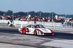 Manfred Schurti och Rolf Stommelen tävlar med 935/78 “Moby Dick" på Le Mans 24h 1978.