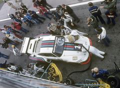 Jacky Ickx (i svart hjälm) med 935 på Dijon i september 1976.