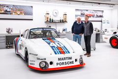 I fem avsnitt av serien ”Porsche Heritage Moments” fördjupar sig Timo Bernhard och Norbert Singer för första gången i 935:ans historia och dess olika utvecklingssteg i detalj.