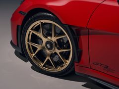 Magnesiumfälgarna på 911 GT3 S/C har centrumlås, och mäter 20“ på framaxeln respektive 21“ på bakaxeln.