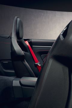 Som tillval till 911 GT3 S/C finns lätta skalstolar i kolfiber med fällbart ryggstöd.