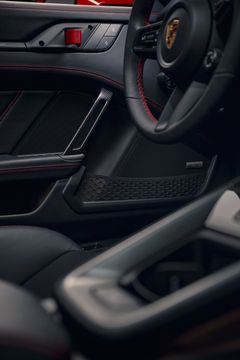 Lättviktsdesignen i i 911 GT3 S/C går igen även interiört – till exempel har den lättade dörrpaneler med draghandtag i kolfiber.