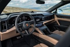 Cayenne Coupé Electric har precis som SUV-modellerna det digitala och förarorienterade manöverkonceptet Porsche Driver Experience som kännetecknas av ett heldigitalt kombiinstrument och en elegant böjd OLED-panel i mittkonsolen.