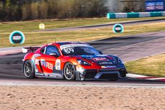 I supportklassen Porsche Sprint Challenge Scandinavia tävlar förarna i den 500 hk starka mittmotorbilen Porsche 718 Cayman GT4 RS Clubsport. Här märks till exempel framtidshopp som Maximilian Egfors.